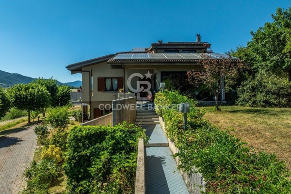 casa indipendente in vendita a Scheggia e Pascelupo