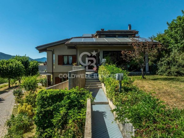 casa indipendente in vendita a Scheggia e Pascelupo