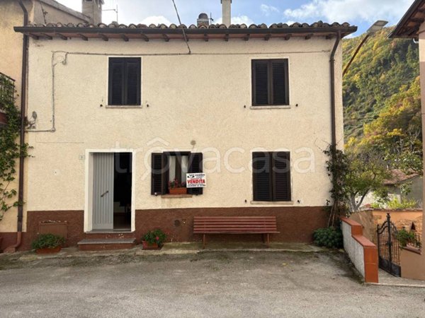 casa indipendente in vendita a Scheggia e Pascelupo in zona Isola Fossara