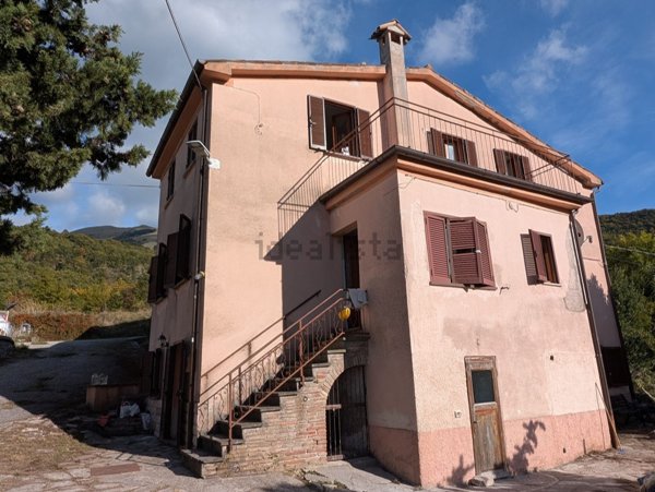 casa indipendente in vendita a Scheggia e Pascelupo