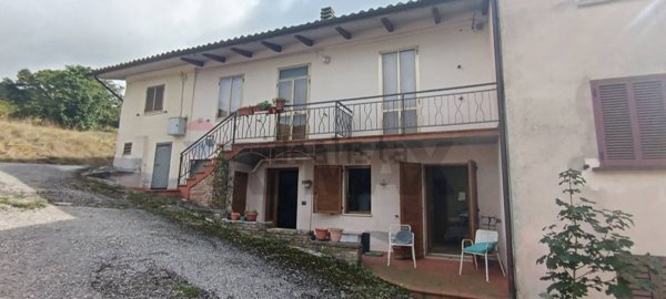casa semindipendente in vendita a Scheggia e Pascelupo in zona Campitello