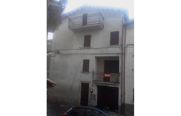 casa indipendente in vendita a Scheggia e Pascelupo