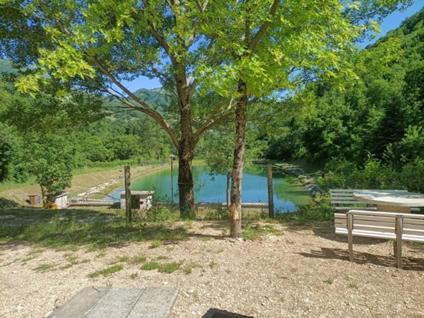 casa indipendente in vendita a Scheggia e Pascelupo