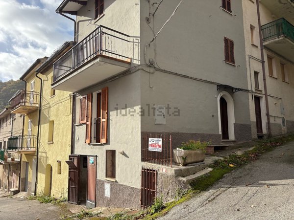 casa indipendente in vendita a Scheggia e Pascelupo in zona Isola Fossara