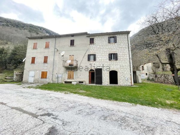 casa indipendente in vendita a Scheggia e Pascelupo