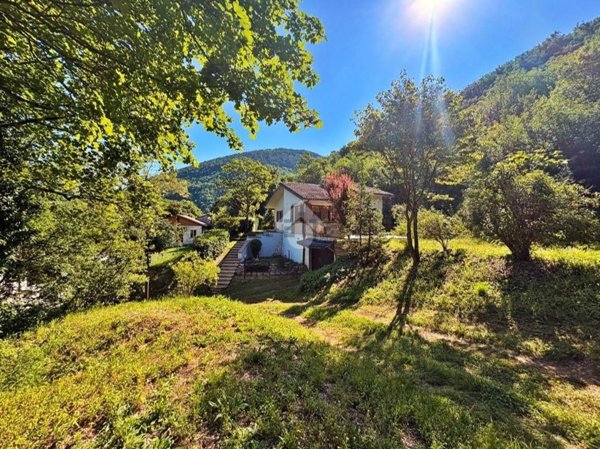 casa indipendente in vendita a Scheggia e Pascelupo in zona Perticano