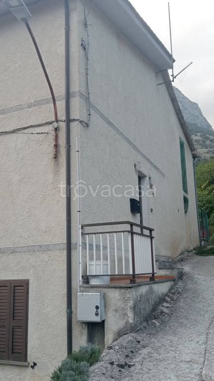 appartamento in vendita a Scheggia e Pascelupo in zona Isola Fossara