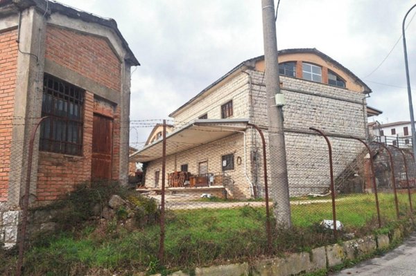 locale commerciale in vendita a Scheggia e Pascelupo