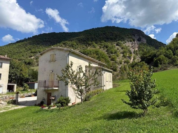 casa indipendente in vendita a Scheggia e Pascelupo in zona Ponte Calcara
