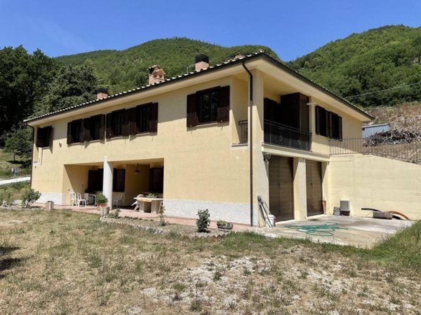 casa indipendente in vendita a Sellano in zona Postignano