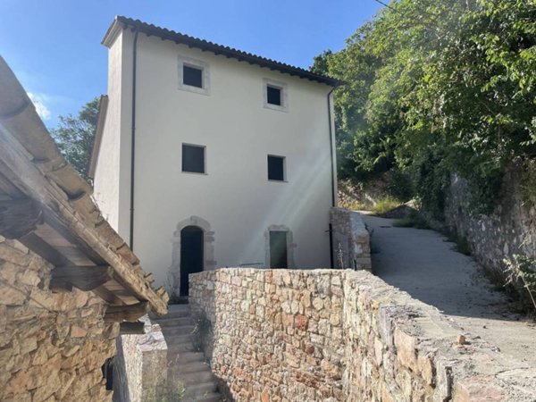 appartamento in vendita a Sellano in zona Piaggia