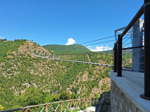 casa indipendente in vendita a Sellano