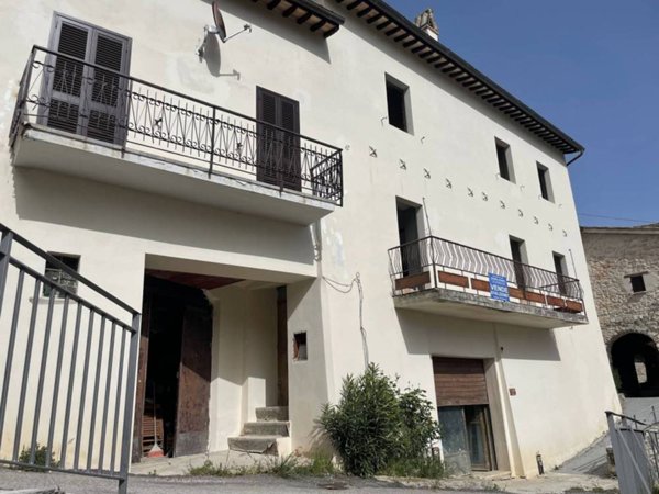 casa indipendente in vendita a Sellano in zona Piaggia