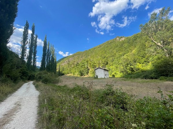 quadrivano in vendita a Sellano in zona Montesanto