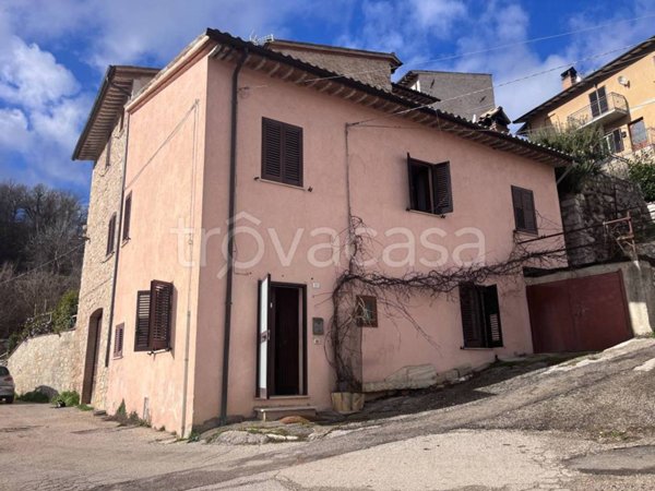 casa indipendente in vendita a Sellano in zona Apagni