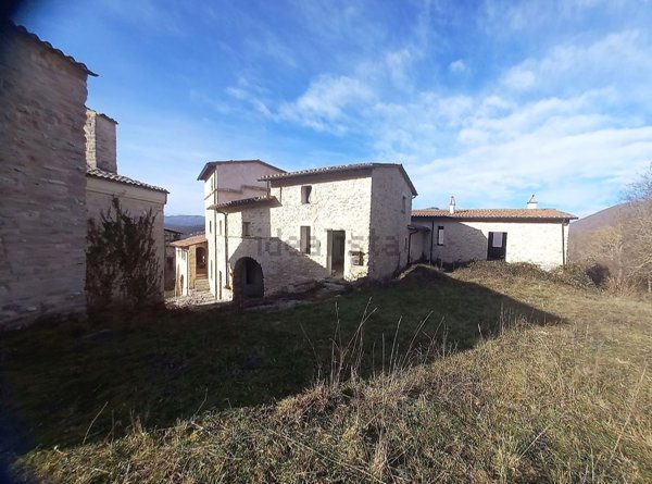 casale in vendita a Sellano in zona Casale