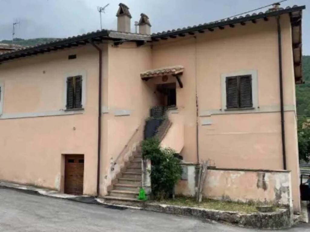 casa indipendente in vendita a Sellano in zona Casale