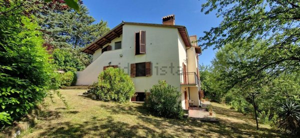 casa indipendente in vendita a Sellano in zona Montesanto
