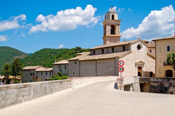 casa indipendente in vendita a Sellano
