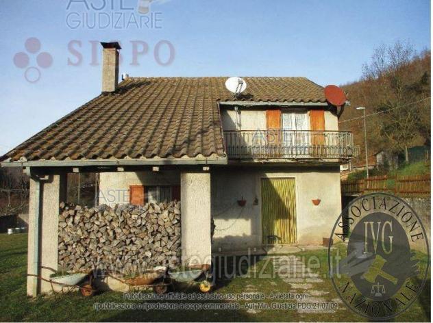 casa indipendente in vendita a Sellano