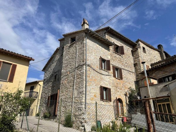 casa indipendente in vendita a Sellano