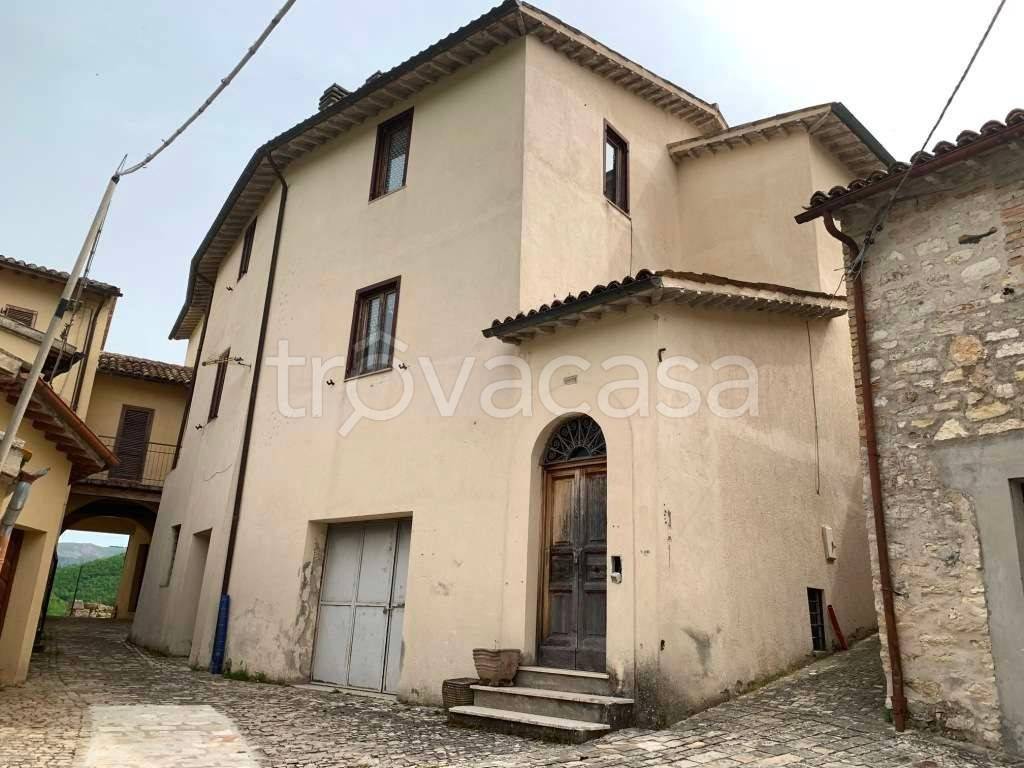 appartamento in vendita a Sellano in zona Villamagina