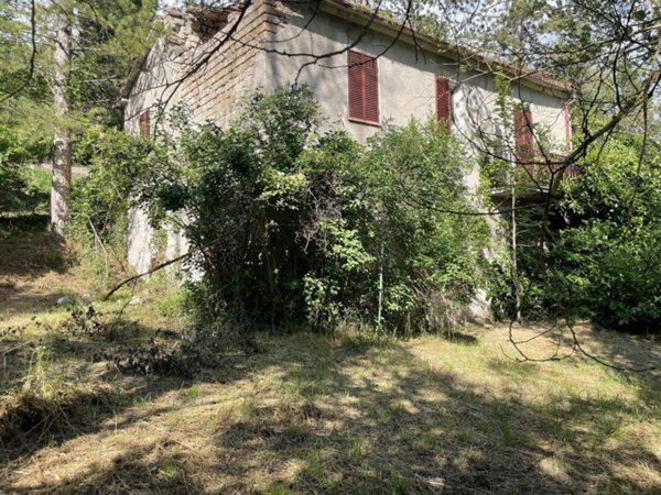 casa indipendente in vendita a Sellano in zona Piaggia