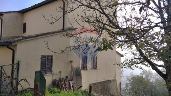 casa indipendente in vendita a Sellano