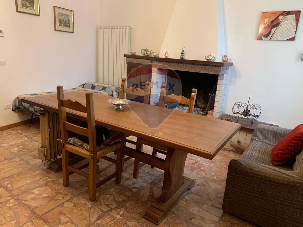 casa indipendente in vendita a Sellano in zona Villamagina