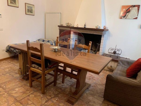 casa indipendente in vendita a Sellano in zona Villamagina