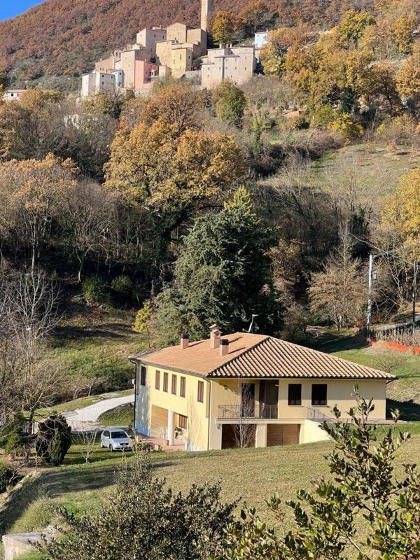 casa indipendente in vendita a Sellano in zona Postignano