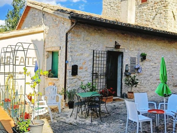 casa indipendente in vendita a Sellano in zona Postignano