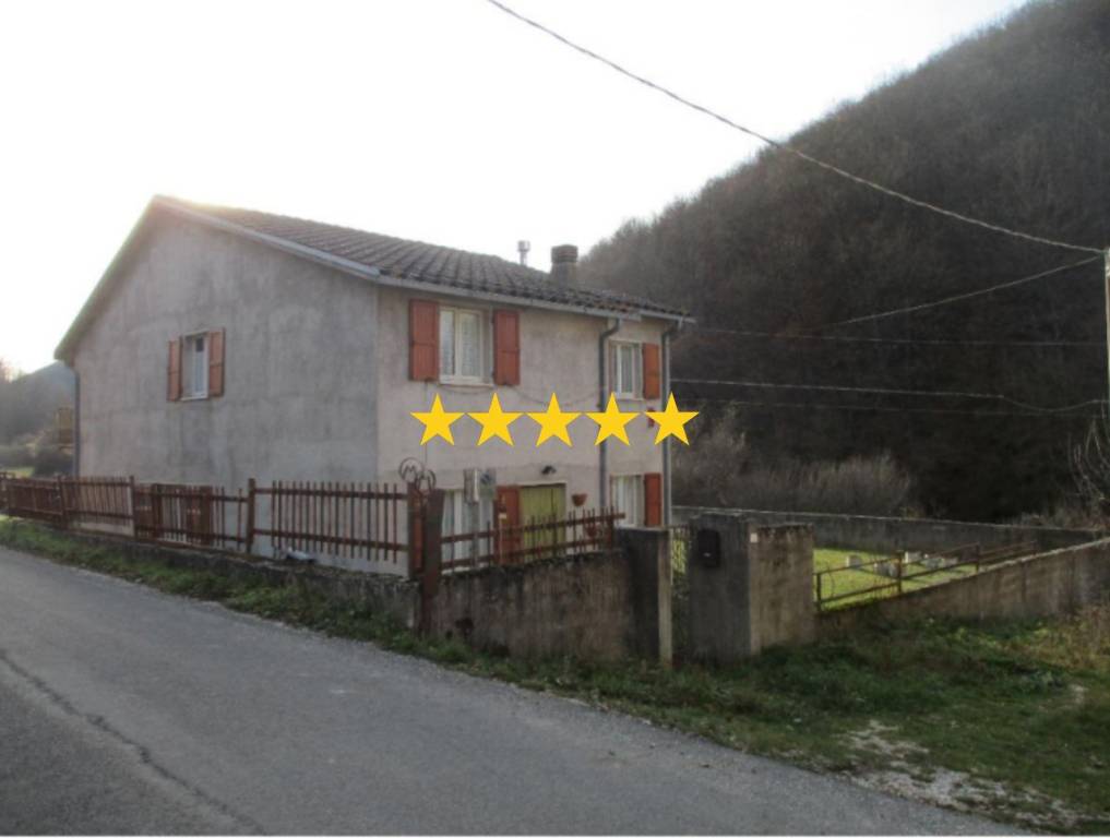 casa indipendente in vendita a Sellano