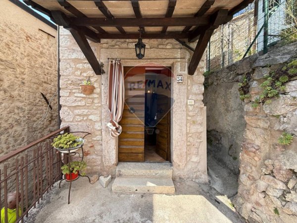 casa indipendente in vendita a Sellano in zona Piaggia