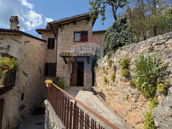 casa indipendente in vendita a Sellano in zona Piaggia