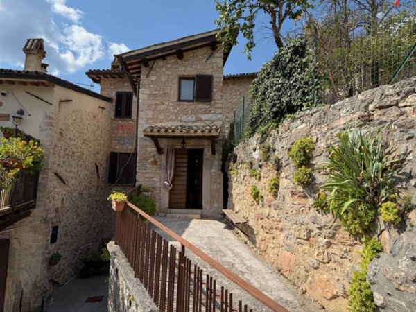 casa indipendente in vendita a Sellano in zona Piaggia