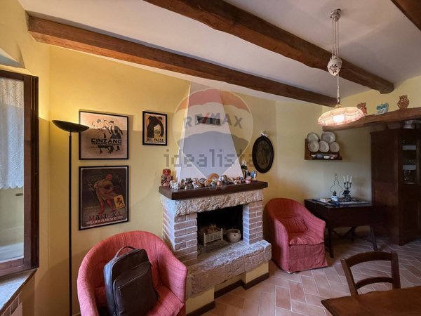 casa semindipendente in vendita a Sellano