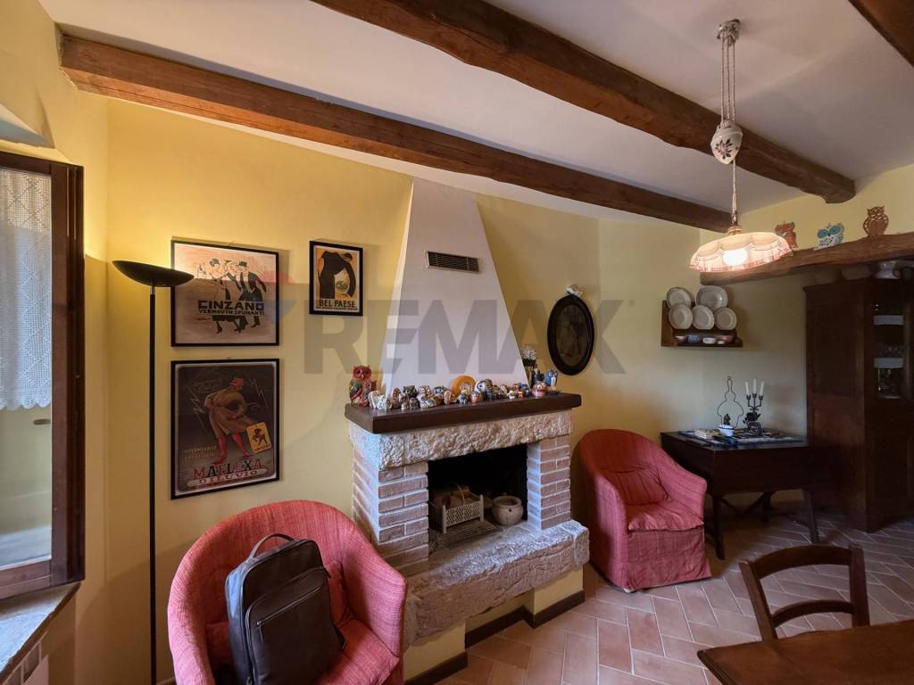 casa semindipendente in vendita a Sellano