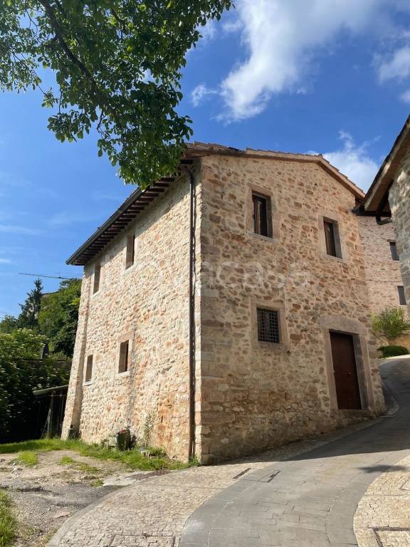 casa indipendente in vendita a Sellano
