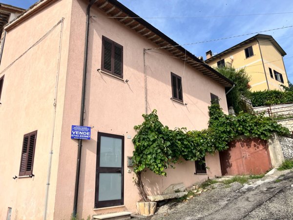 casa indipendente in vendita a Sellano in zona Apagni