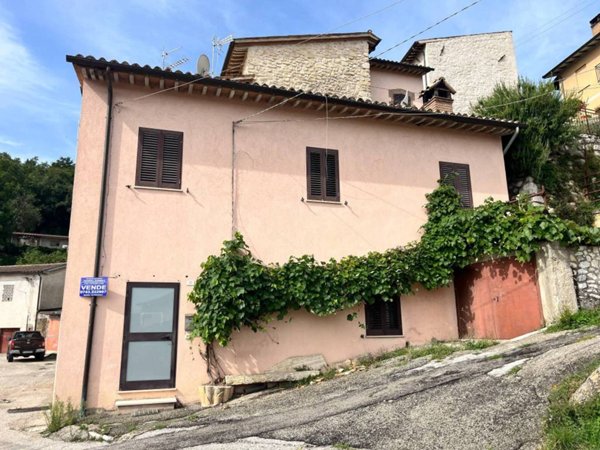 casa indipendente in vendita a Sellano in zona Apagni