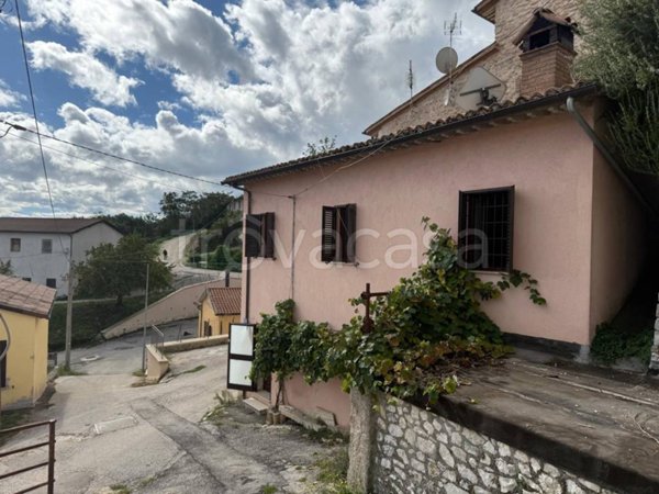 casa indipendente in vendita a Sellano in zona Apagni