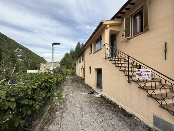 casa indipendente in vendita a Sellano