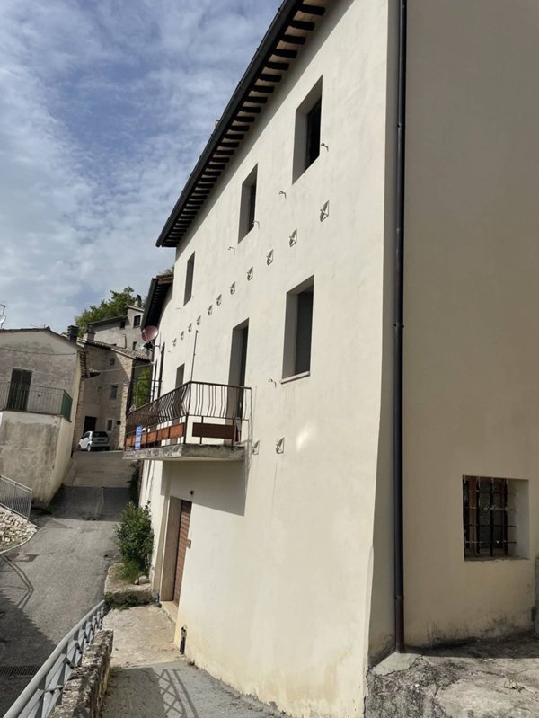 casa semindipendente in vendita a Sellano in zona Piaggia