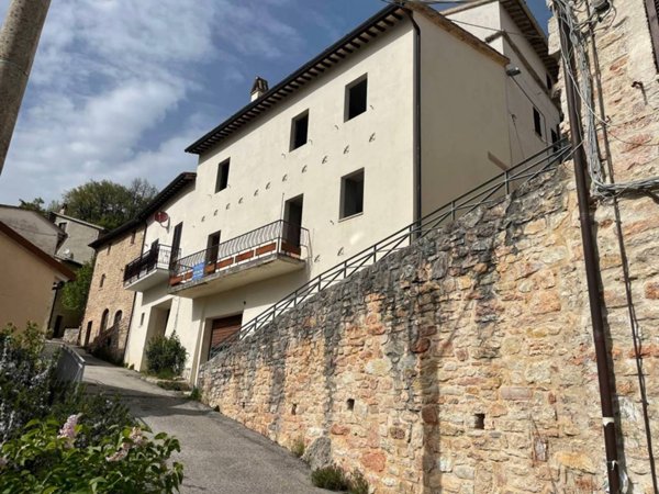 casa indipendente in vendita a Sellano in zona Casale