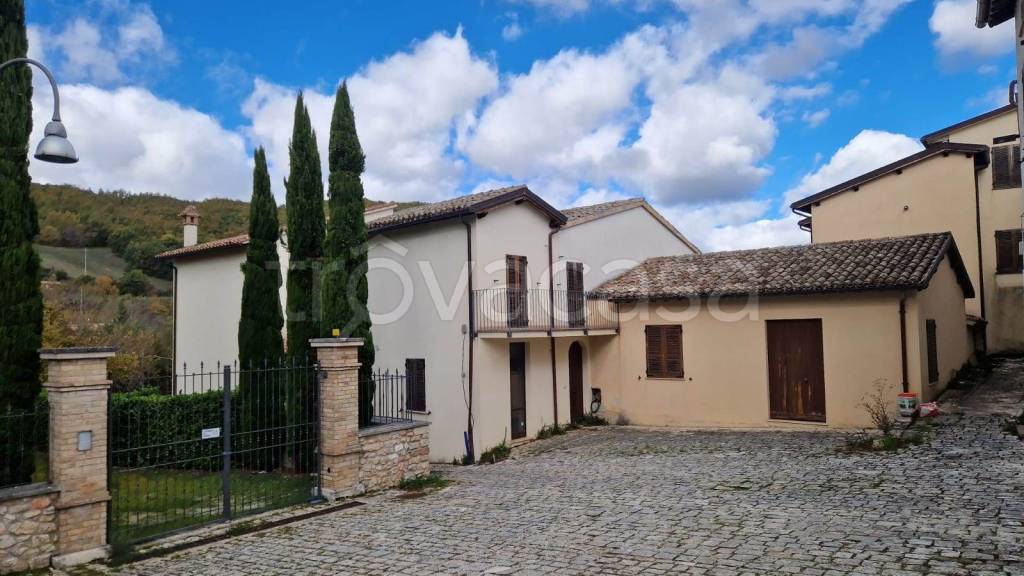 casa indipendente in vendita a Sellano in zona Villamagina