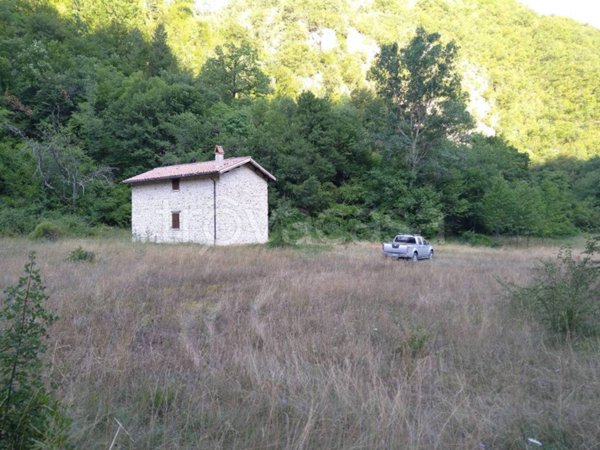casa indipendente in vendita a Sellano in zona Casale