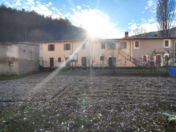 casa indipendente in vendita a Sellano