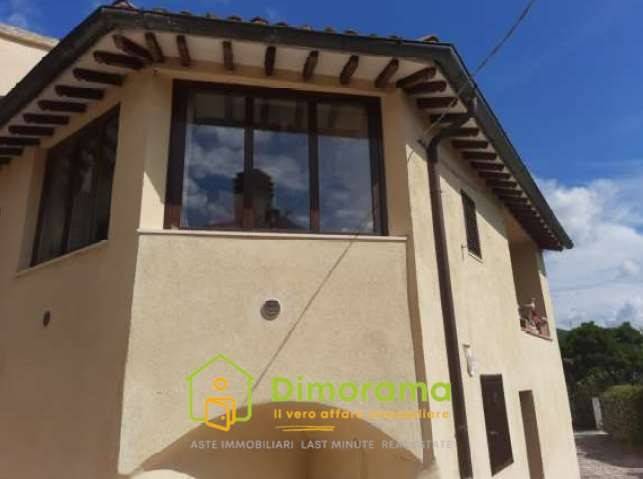 casa indipendente in vendita a Sellano