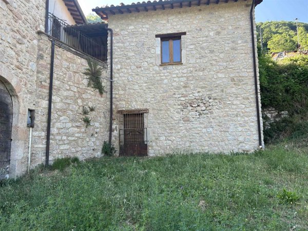 casa indipendente in vendita a Sellano in zona Postignano